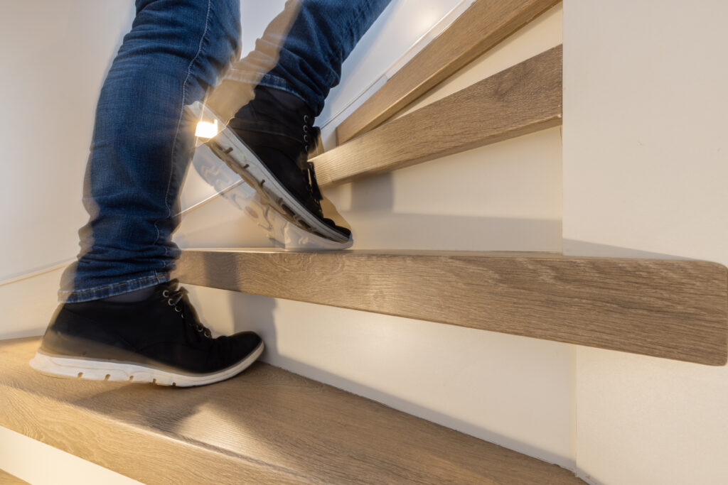 Trap met overzettreden header